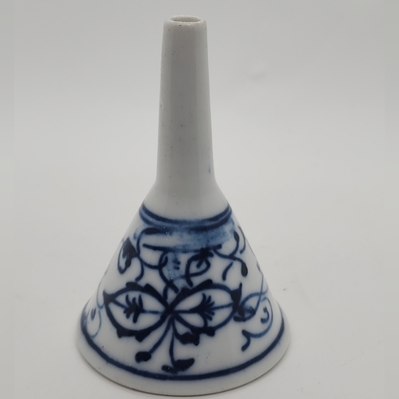 Antique White & Blue hand painted floral Porcelain Funnel with Handle, 4" Tall. - Picture 4 of 12